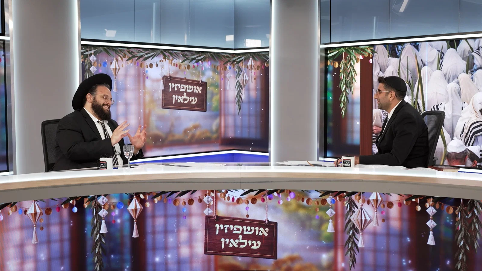 מחבטת הערבה להקפות והעליות לתורה של החתנים: אלו הסגולות הגדולות של שמחת תורה | צפו