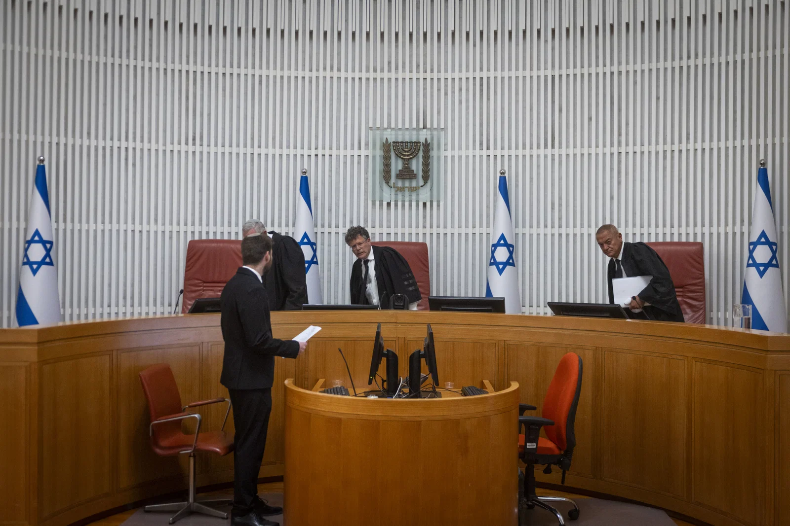 הדיון הדרמטי החל: האם שופטי בג"ץ יפסלו את מוחמד אבו שחאדה? | צפו