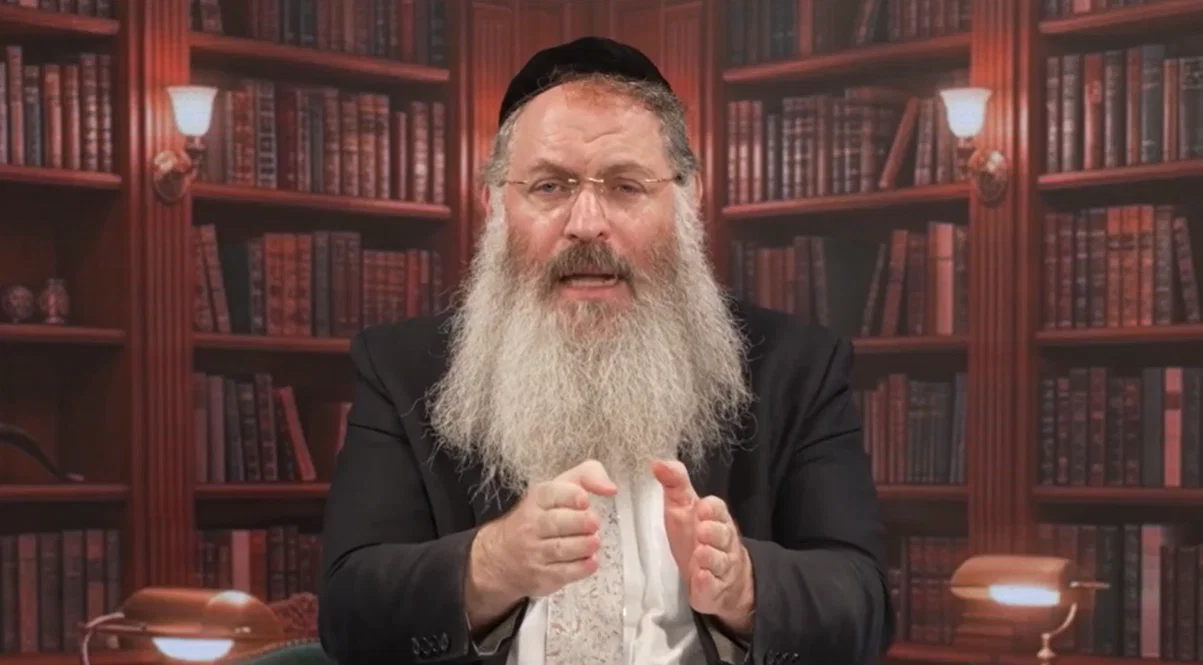 נשאר עולה אחד בשמחת תורה - האם צריך להתחיל מתחילת 'וזאת הברכה'? • צפו