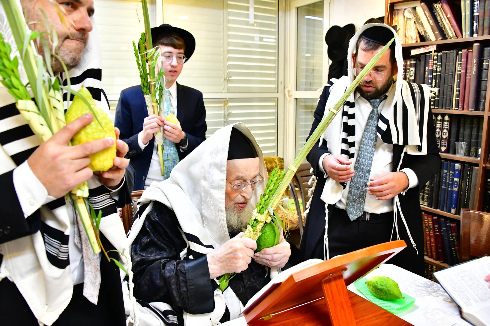 מתוך רגש וכיסופין: תיעוד מרומם מעבודת הנענועים של חבר מועצת גדולי התורה