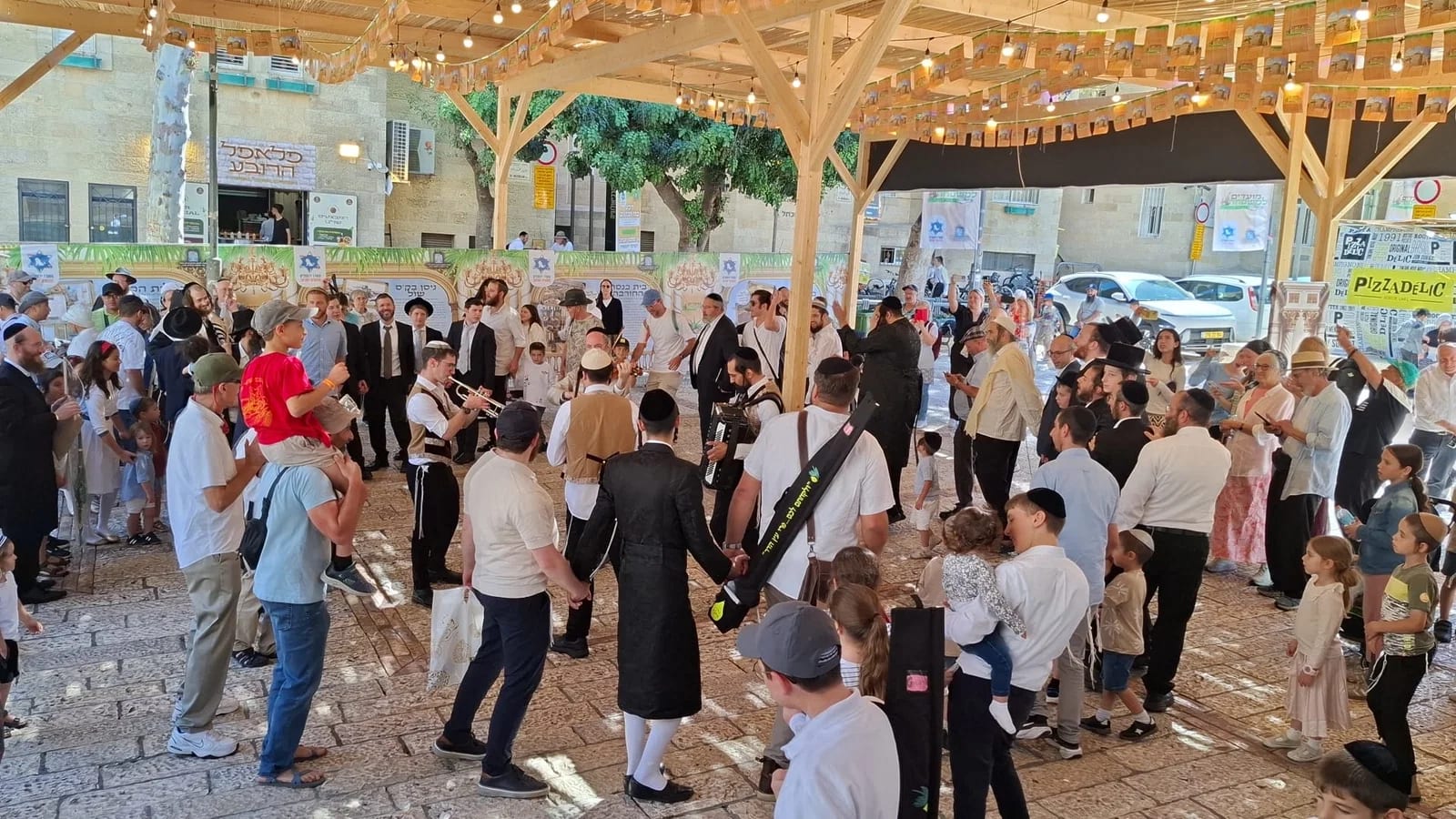 סוכת ה'חזון איש' הגדולה בעולם נפתחה בירושלים • תיעוד מרבבות העולים