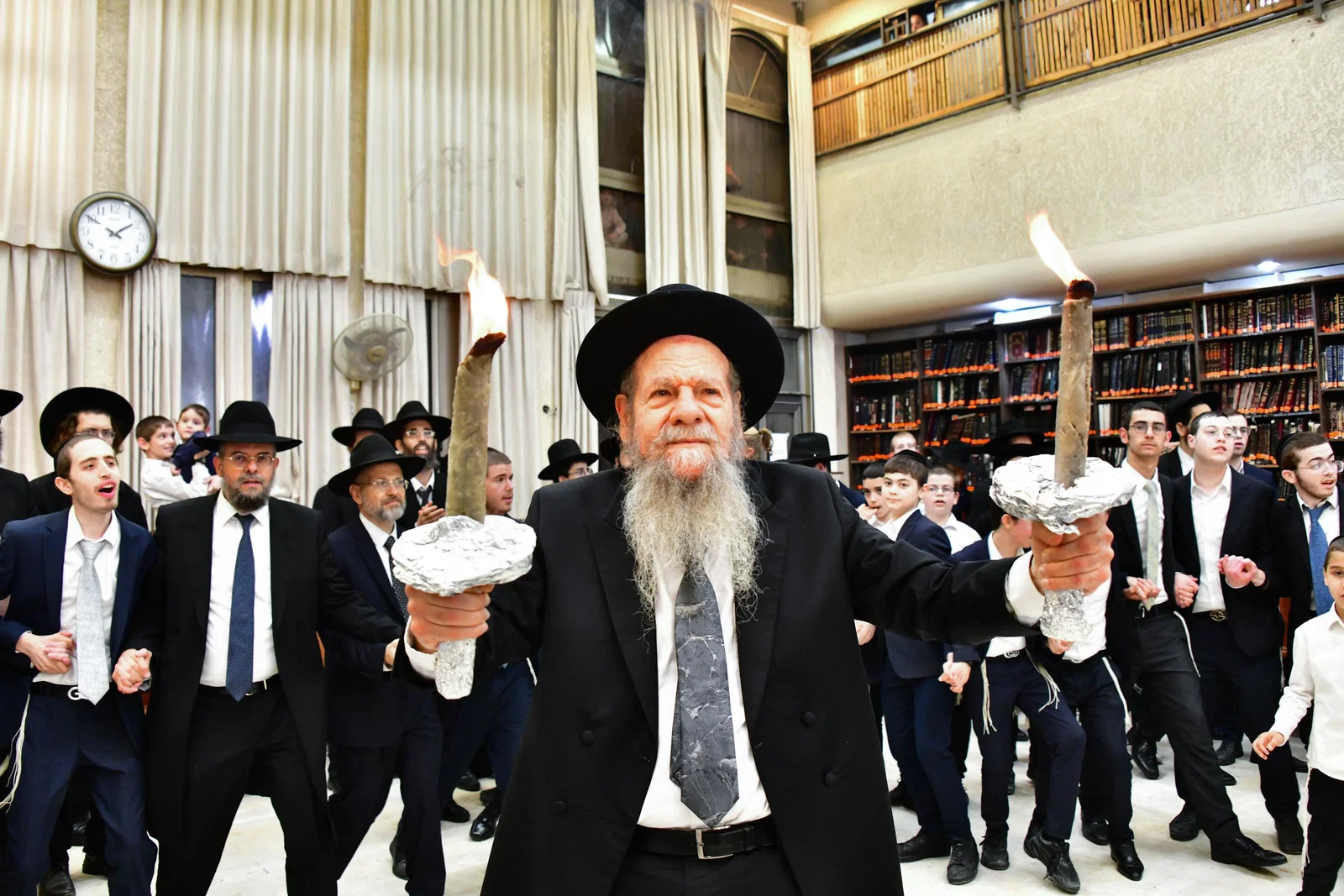 וּלְעוֹרֵר לִבִּי לְאַהֲבָתְךָ; כשהגרמ"ש אדלשטיין פצח בריקוד עם שני לפידי אש בוערים