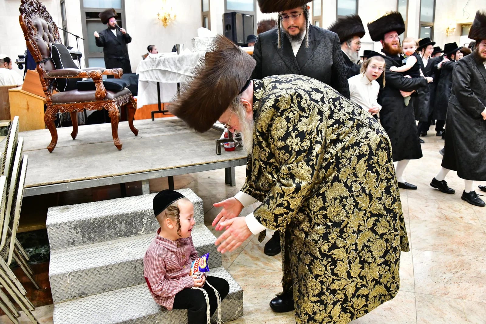 רגע של אבהות בשמחת בית השואבה: האדמו"ר מספינקא ניגש להרגיע ילד בוכה