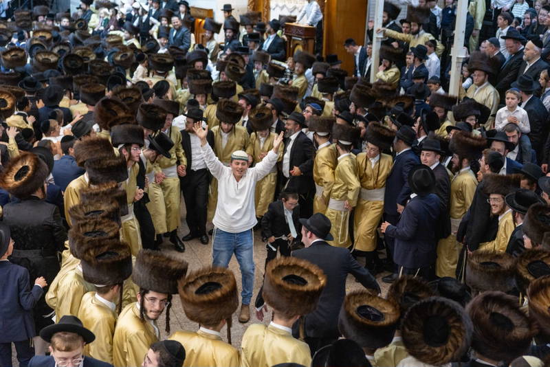 כיפות סרוגות וספרדים, לצד חסידים; תיעוד עוצמתי מהשמחה בתולדות אהרן