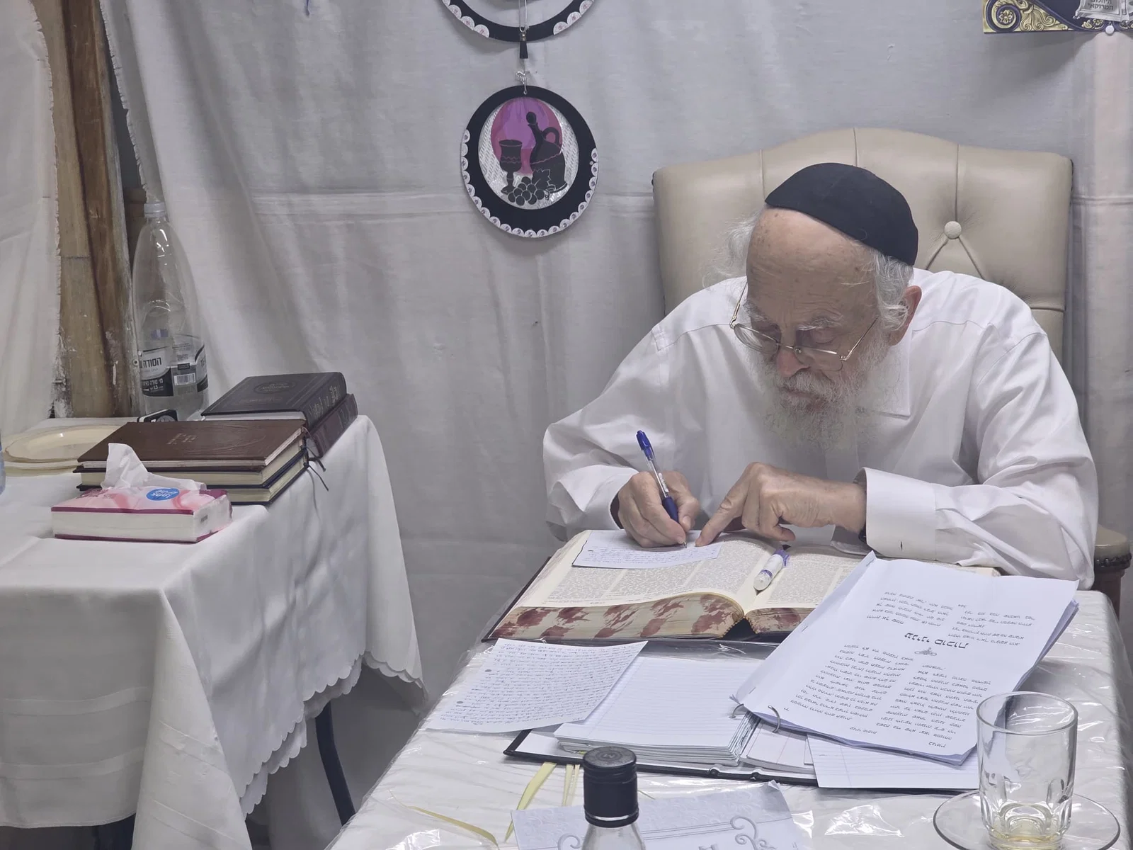 "כדי שיעסקו בתורה": צפו בתיעוד מימי המועד בסוכתו של הגרב"ד אלישיב