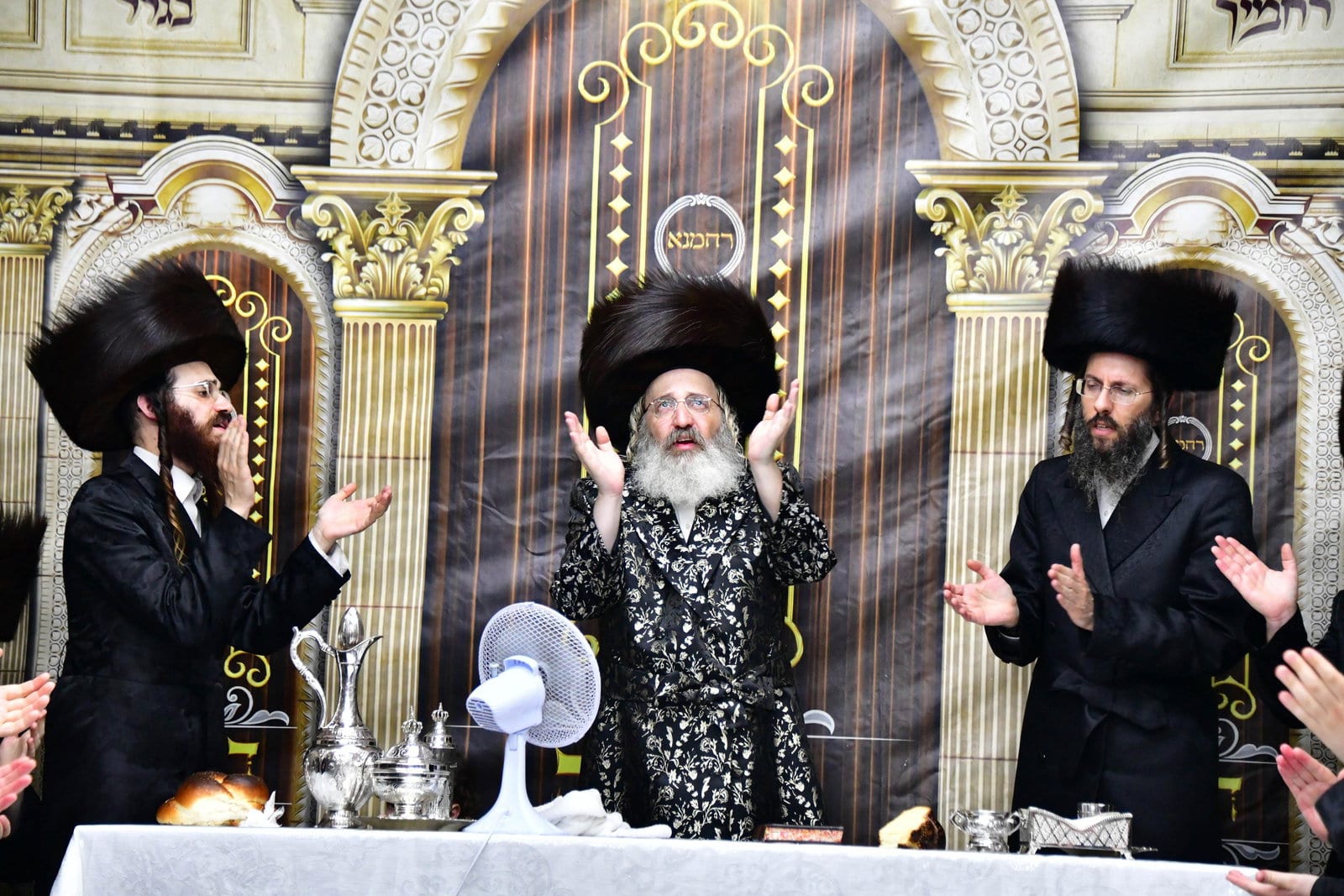 חֲסִידִים הָיוּ מְרַקְּדִים; הרבי מזוטשקא אמסנא סחף את הקהל לשעות של התעלות