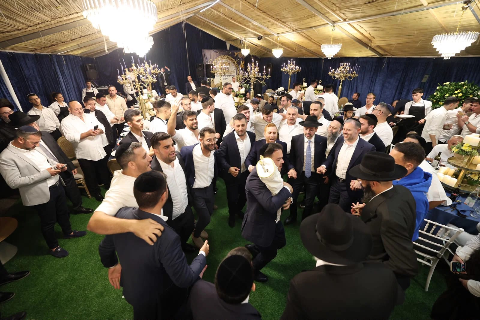 בליל אושפיזין דמשה; ספר תורה מהודר הוכנס בסוכתו של איש העסקים