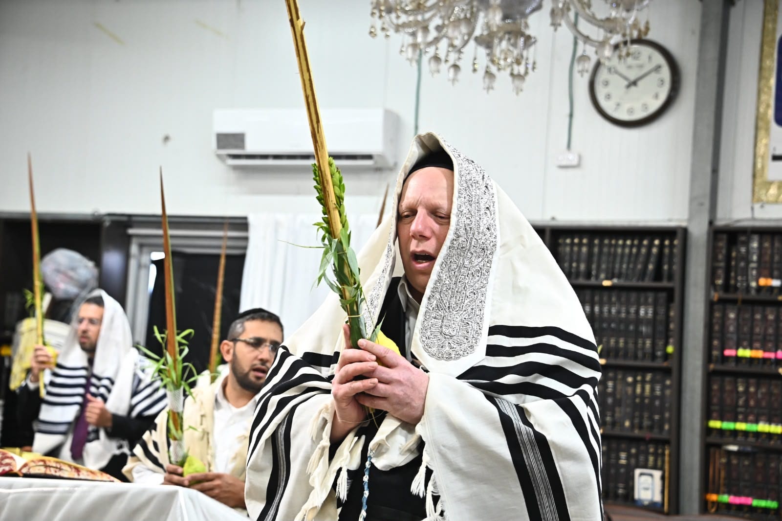 בדבקות ובשמחה: הגאון הרב ליאור גלזר מנענע את הלולב בבית מדרשו בבני ברק