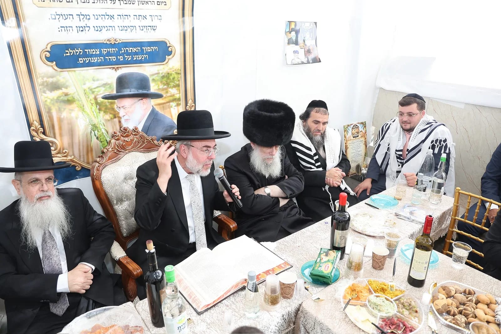 רגע של הודאה; ראש העיר ורבני הקהילה חגגו את חנוכת הסוכה ב'היכל מרן'