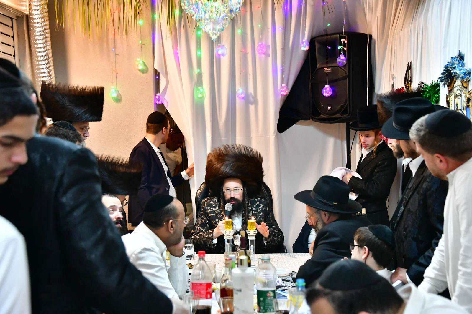 בדברי אמונה וחיזוק; האדמו"ר ממעז'בוז' ערך את הטיש לרגל שמחת בית השואבה