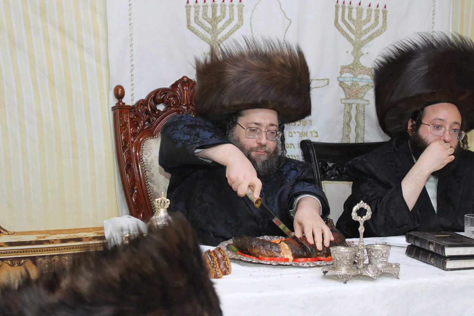 הרבי חילק שיריים מהדג הענק; שמחת בית השואבה בצאנז ז'ימגראד
