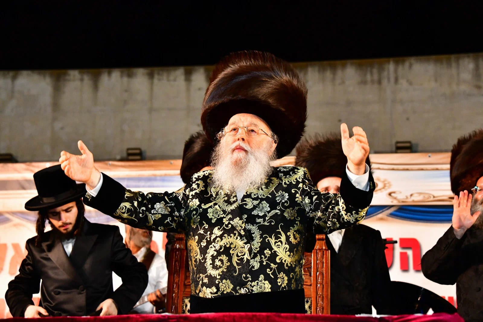 רבבות בשמחת בית השואבה הגדולה בישראל של חסידות מישקולץ בפתח תקוה - באצטדיון הגדול בישראל