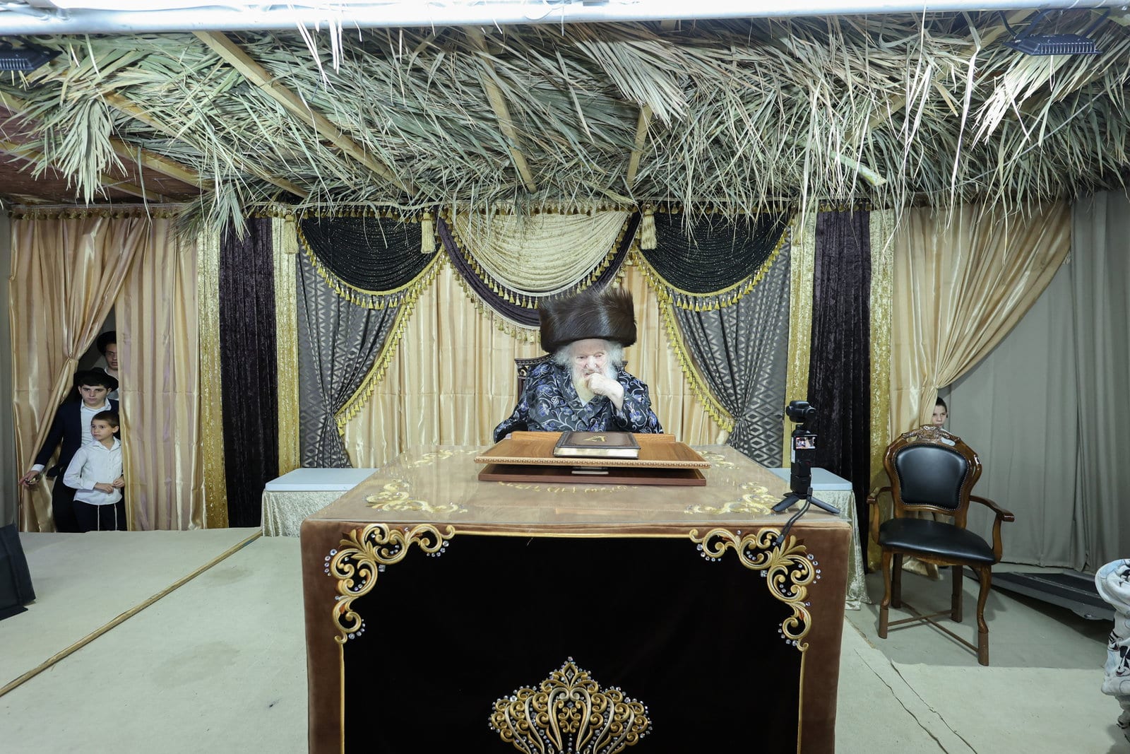 מכל קצווי תבל; תיעוד ענק מחג הסוכות בצל קודשו של הפוסק הגר"מ שטרנבוך