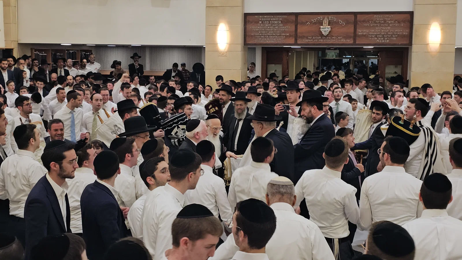 תלמידי ישיבת "אור ישראל" פיזזו בשירת "עוצו עצה ותופר" • צפו