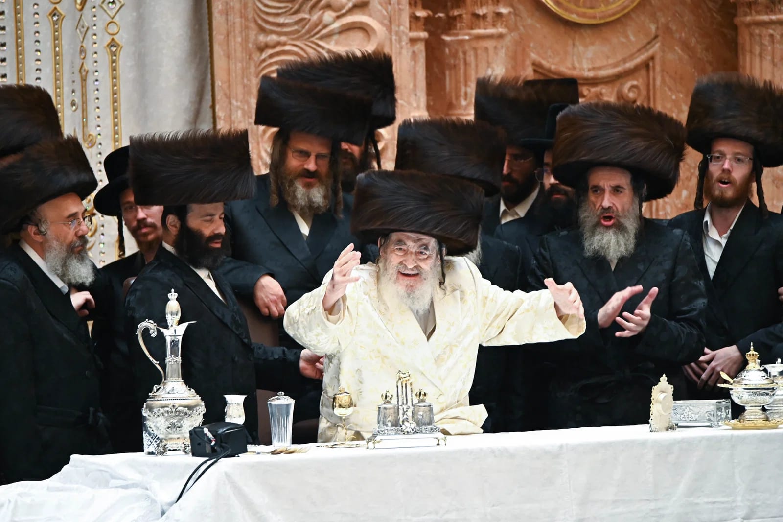 כִּי הִיא לָנוּ עֹז וְאוֹרָה; תיעוד ענק ומרהיב מכל חג הסוכות בצל האדמו"ר מויז'ניץ