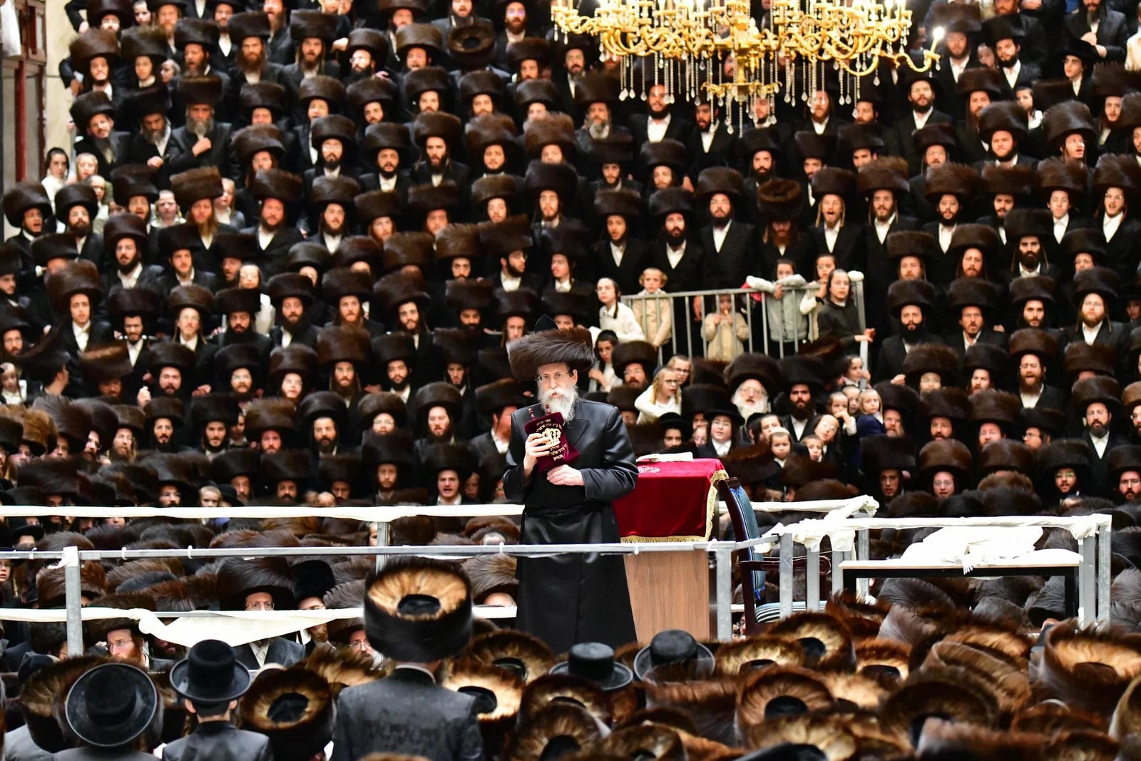 "דווקא בימים אלו": הבשורה המשמחת שנמסרה לאדמו"ר מבאיאן בהקפות שניות