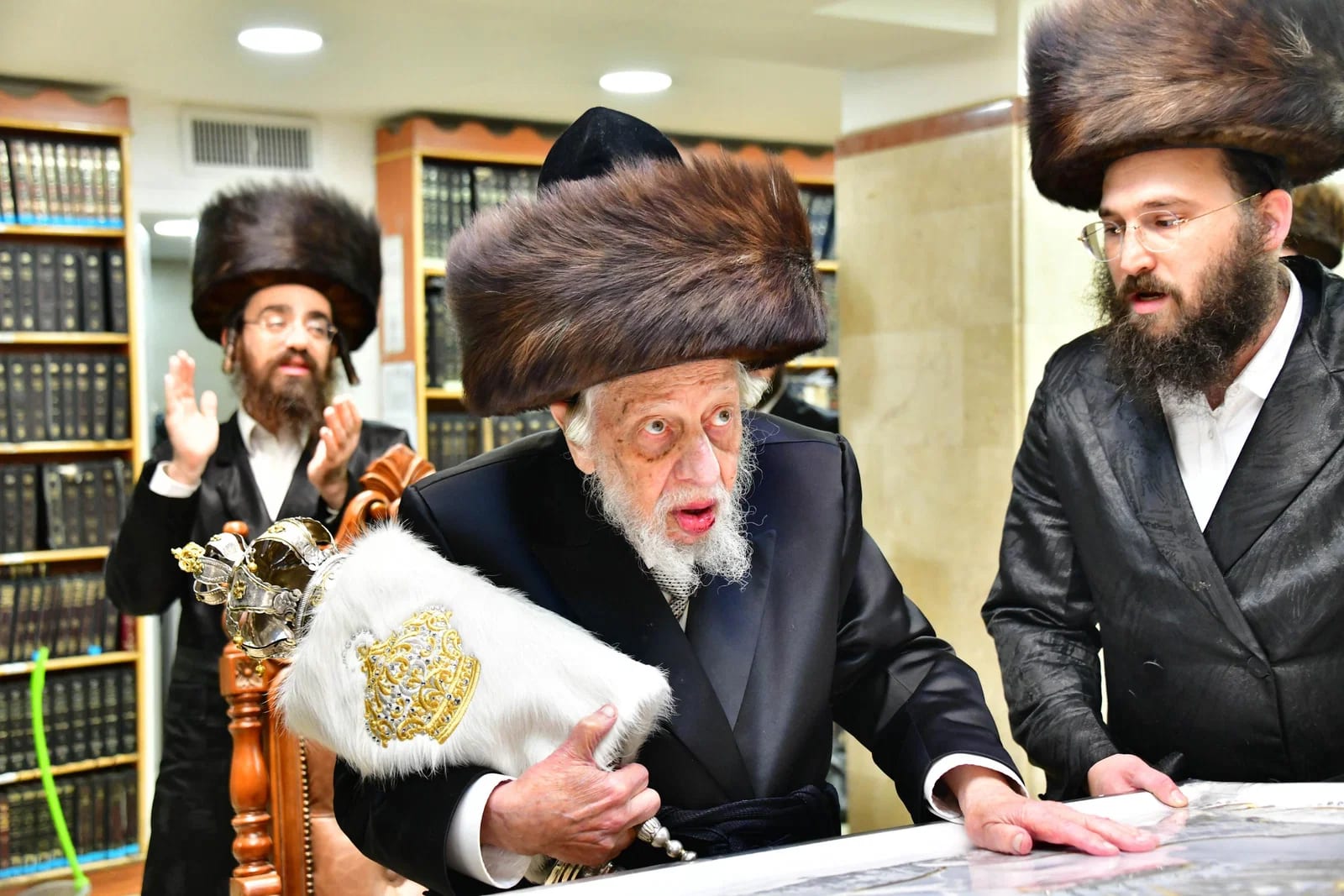 וְנִהְיֶה מֻקָּפִים מִתּוֹרָה וּמִצְוֹת | תיעוד מרומם מימי החג בצל זקן אדמו"רי בית רוז'ין