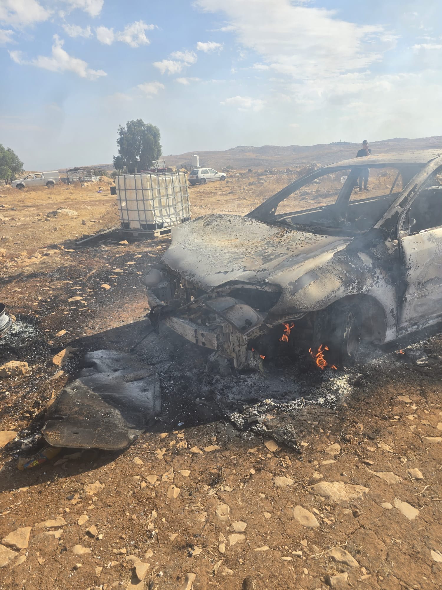 בנס נמנע אסון: מחבל הצית רכב, שלף סכין – ונוטרל ברגע האחרון