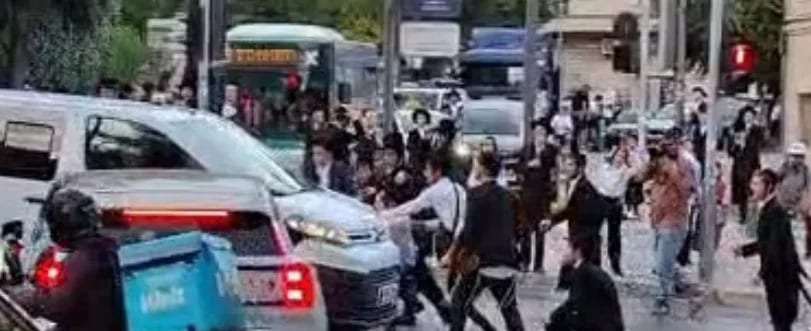 עימותים במאה שערים: המשטרה נכנסה לשכונה והסירה דגלי אש"ף