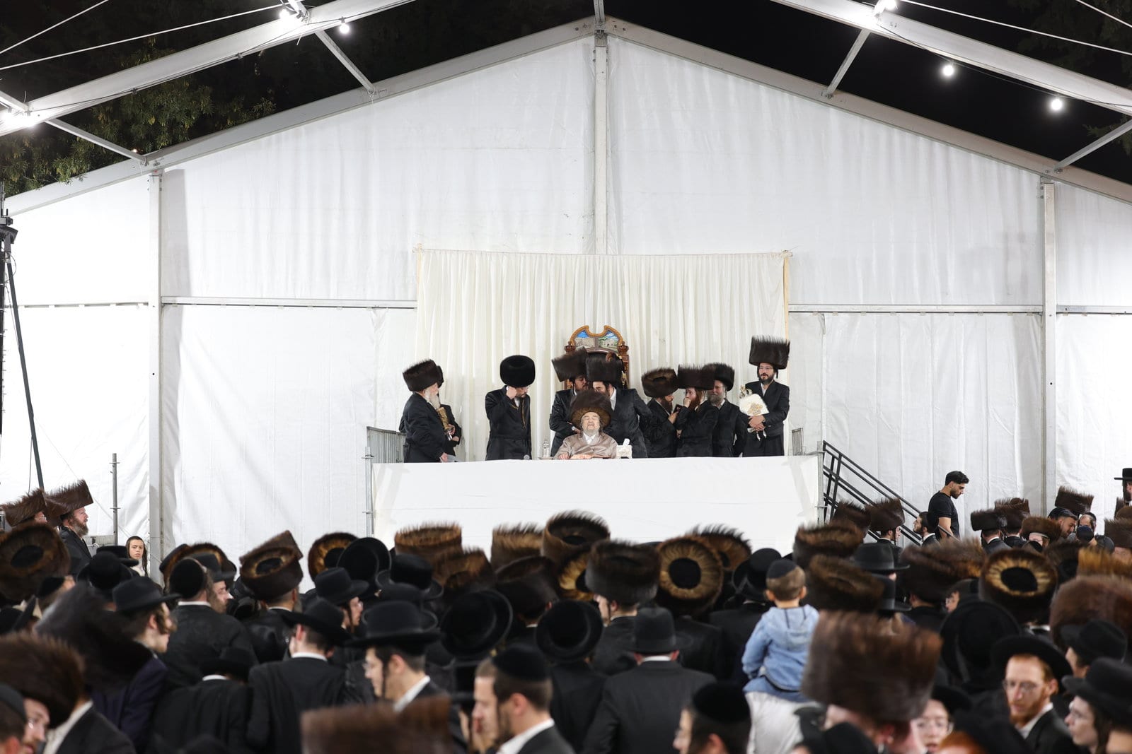 איש השלום מסאטמר כובד בהחזקת הספר; מעמדי ההוד בצל הגרי"מ שכטר