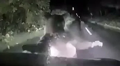 כמו מסרט אימה: דמות מפחידה התנפלה על רכב בחסות החשיכה