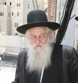 קרעו שערי שמים; ראש הישיבה הנערץ מניו יורק פונה במהלך החג לבית החולים