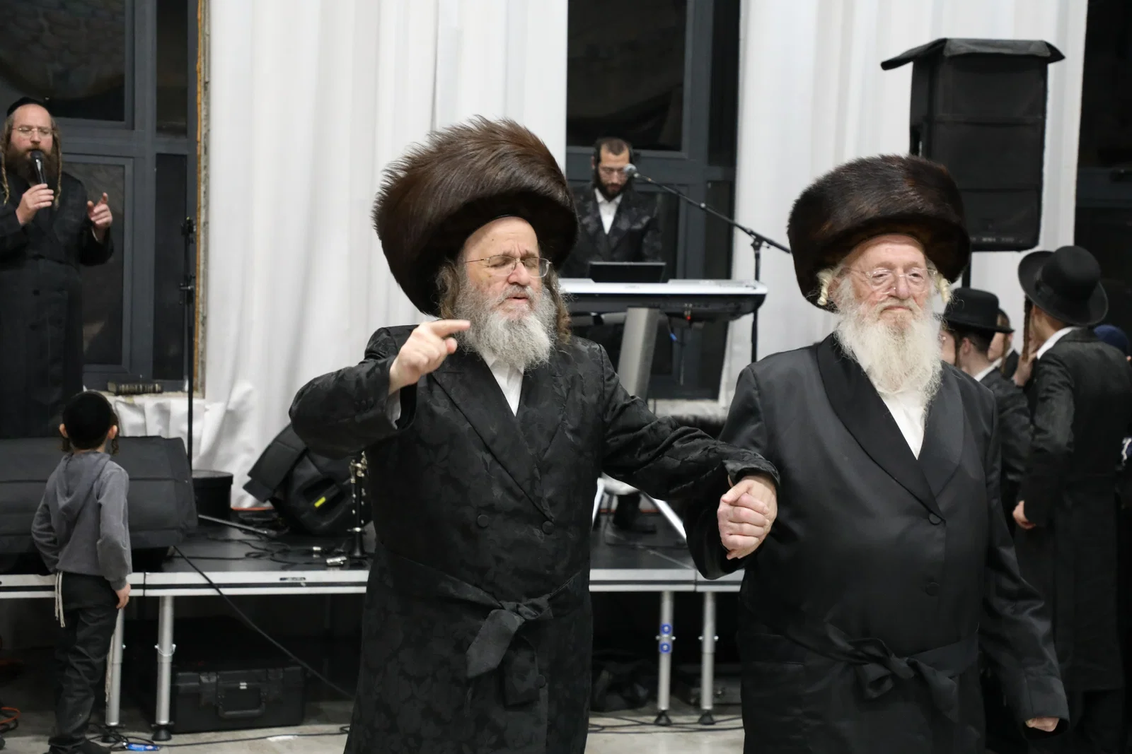צפו; כשהאדמו"ר פצח בריקוד עם המלחין שניגוניו הפכו לנכס צאן ברזל