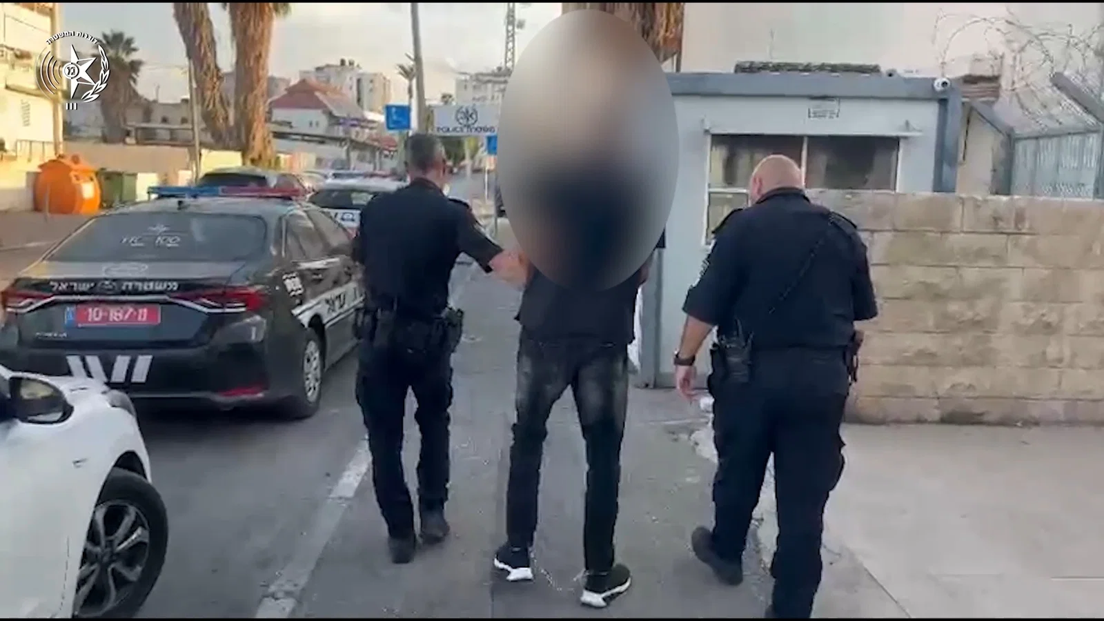 מול המצלמה: דרס שוטר עם הקטנוע ונמלט - השוטרים הגיעו עד אליו