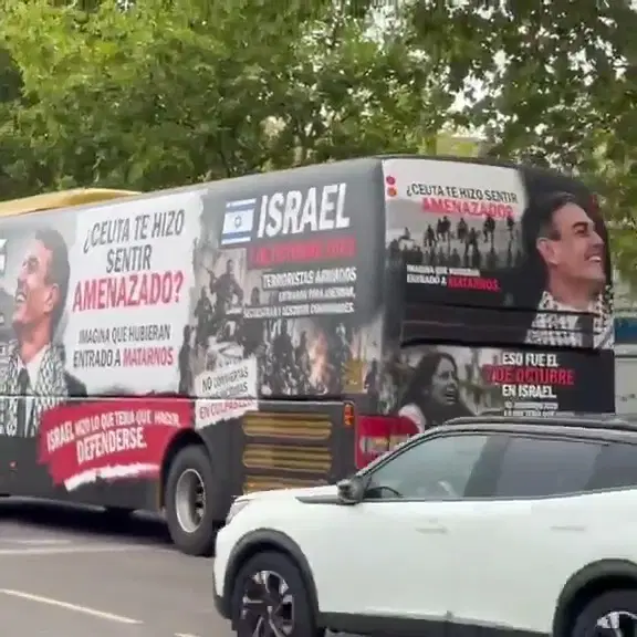 מי עשה את זה? אוטובוסים מסתוריים עם דגל ישראל לועגים לסנצ'ז ברחובות מדריד