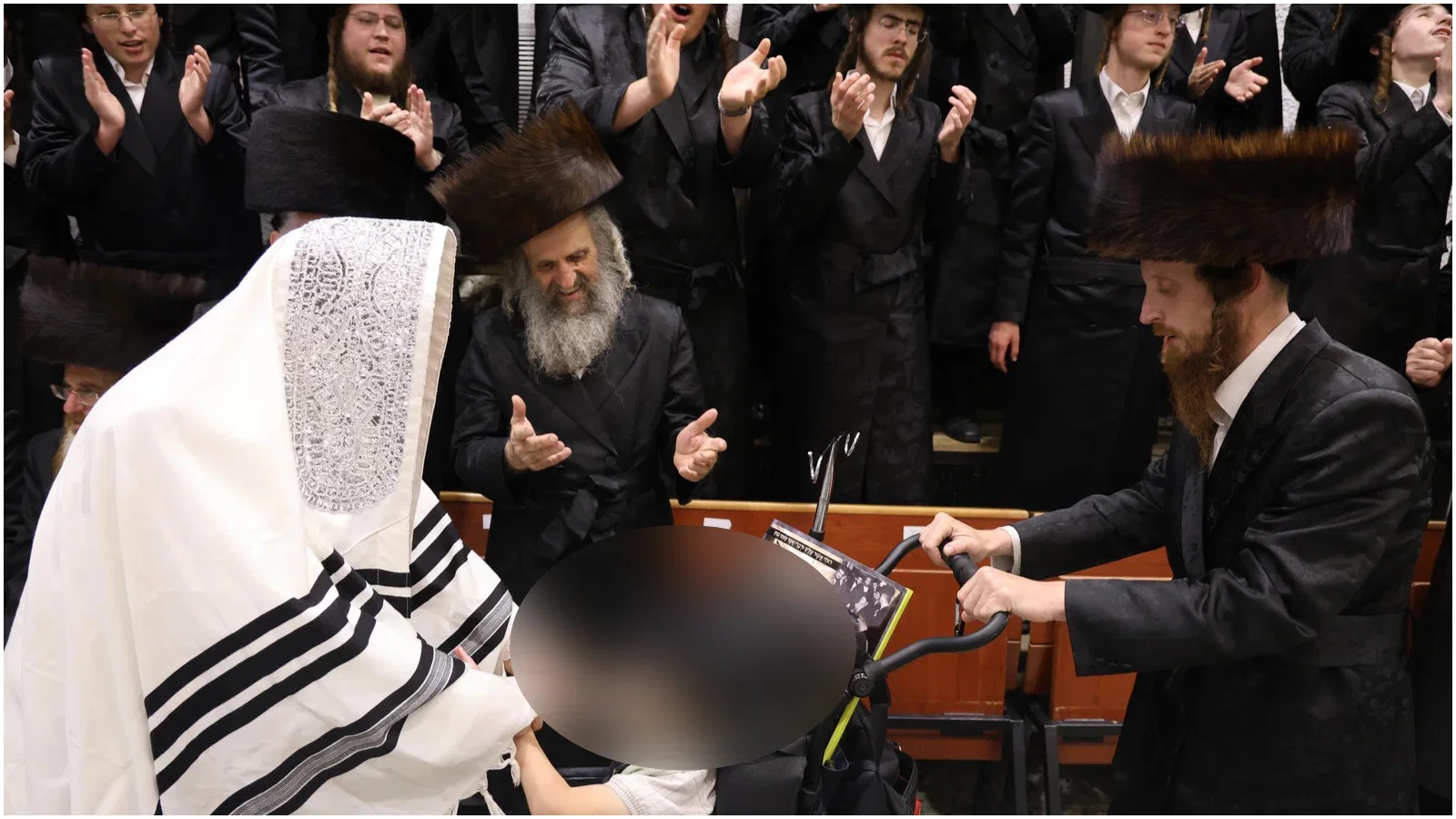רגעים מרגשים; הרבי עזב את הכל ופצח בריקוד עם הילד הנכה לעיני חסידיו