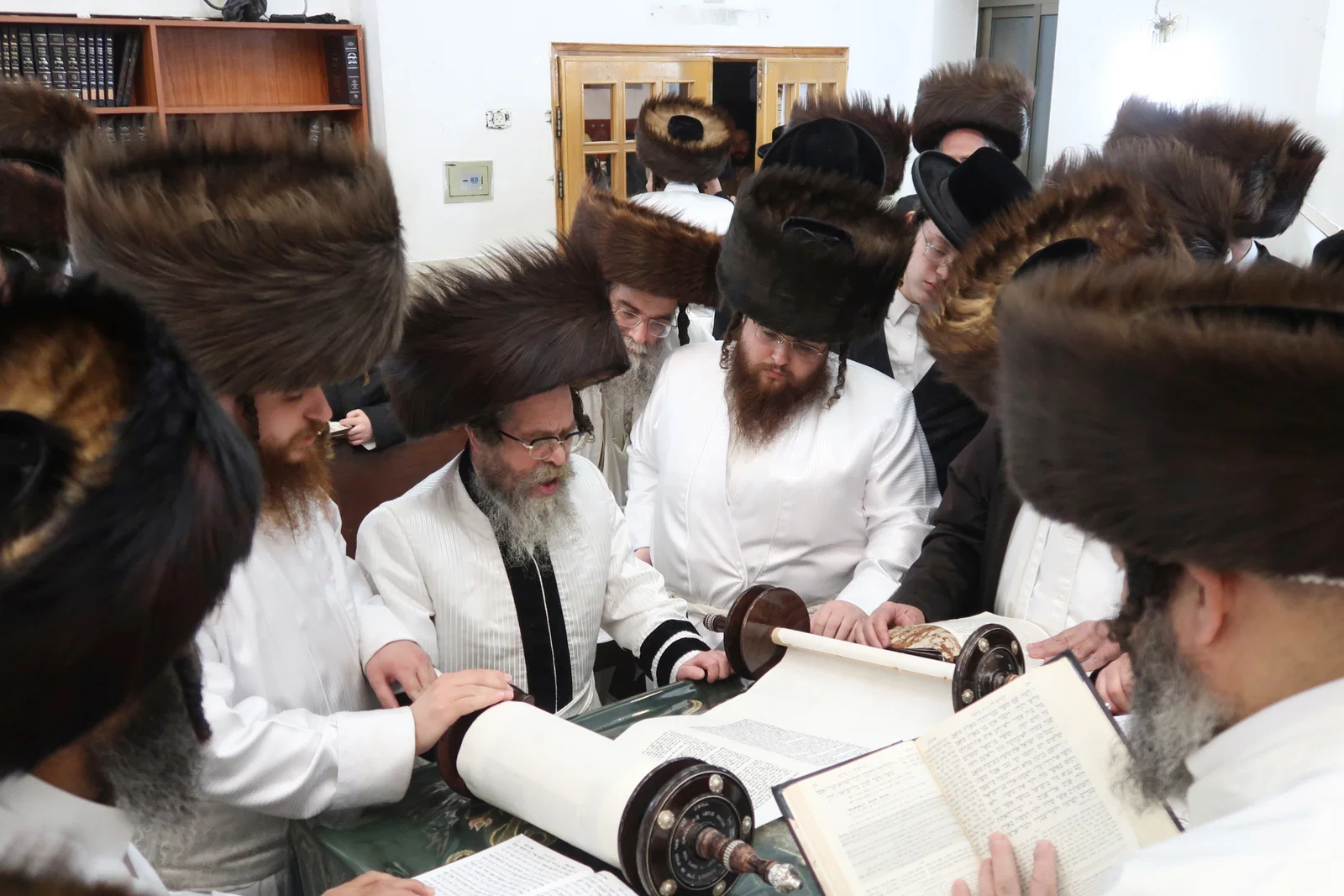 מהנענועים ועד ההקפות; ימי החג בחצה"ק קרעטשניף סיגעט