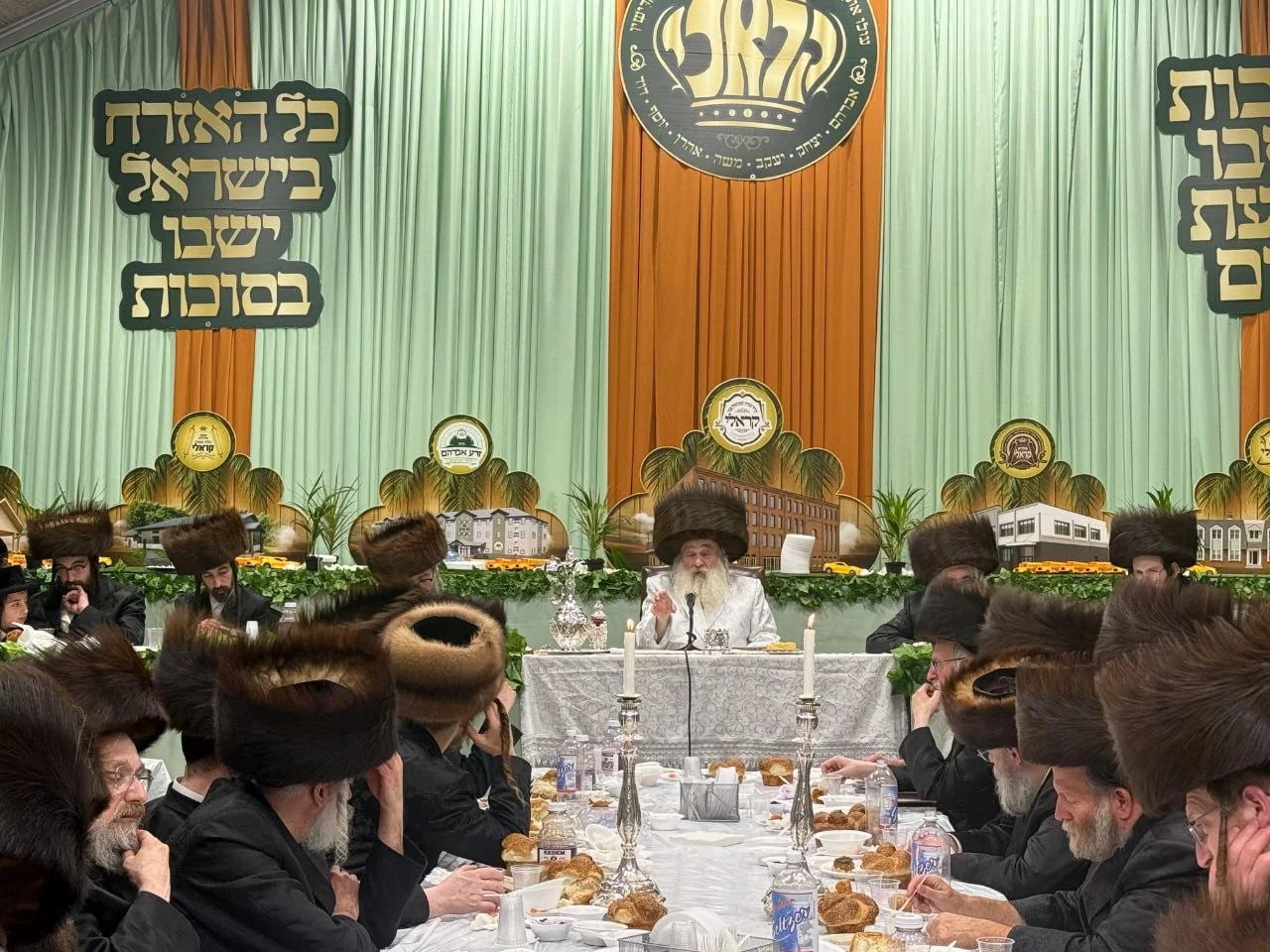 סיום מתוק לחג: הרבי מקראלי חילק תפוחים ושקדים לחסידים