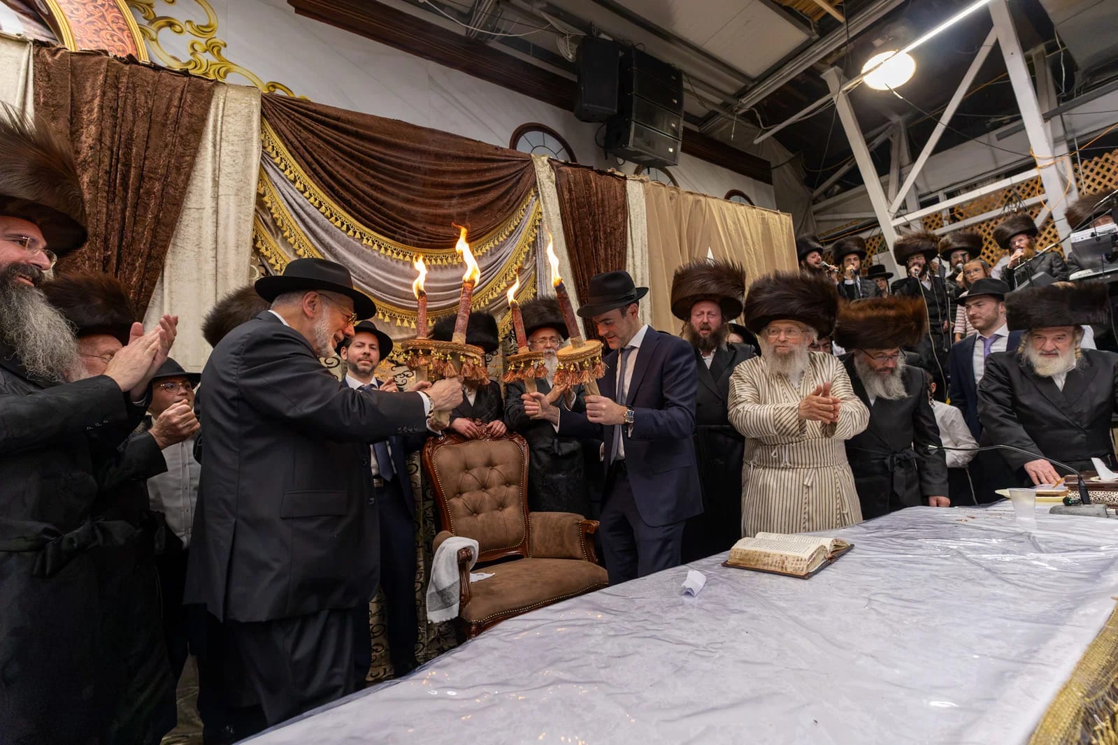 לפידי אש, נענועים בכותל והפרידה מהסוכה; רגעי השיא בחצר הקודש פינסק קרלין