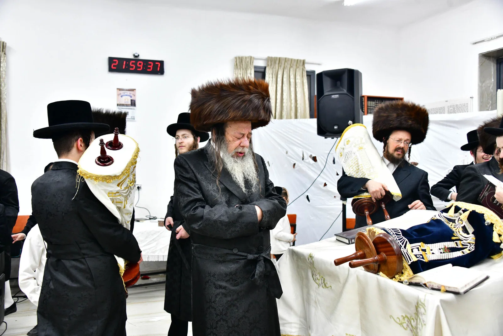 בְּאַהֲבָה וְשִׂמְחָה רַבָּה | הקפות שניות בצל הרבי מזוועהיל
