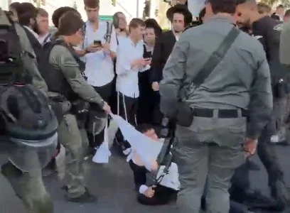 שוטרים חילצו חייל חרדי עם רימוני הלם ומכות חריגות באלות; שוטרת תועדה קורעת ציצית ממפגין בכביש