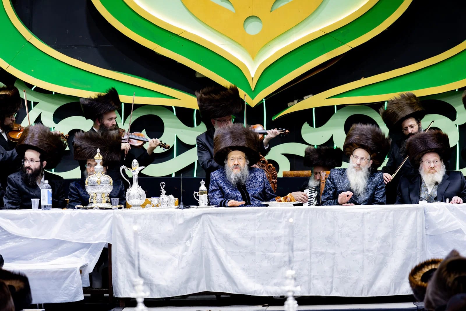 זקני החסידים ניגנו עם הכינורות; תיעוד הוד מימי החג בחצה"ק באבוב 45