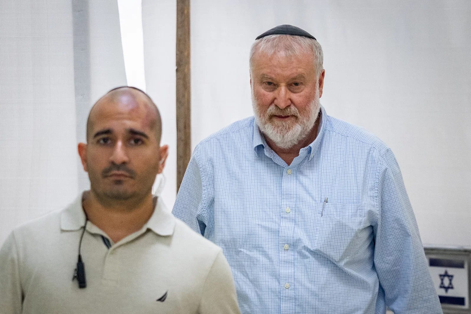 משפט נתניהו: עמית חדד הטיח באביחי מנדלבליט - "הפילו אותך בפח" - והדיון הופסק