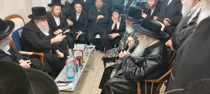 לאחר שנות נתק; האדמו"ר מויז'ניץ בניחום אבלים אצל מקורבו לשעבר