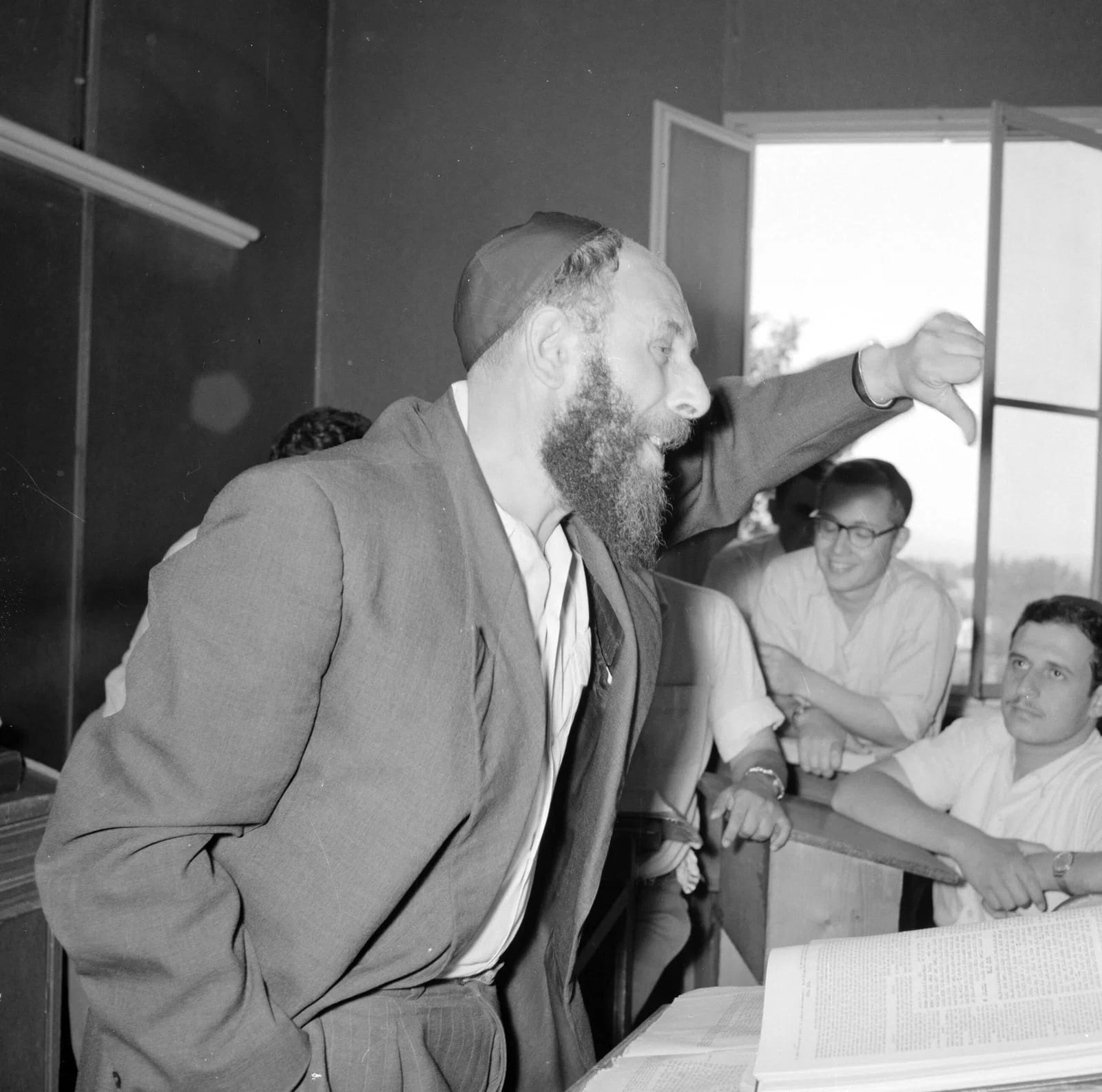 אליכם בני הישיבות: התיעוד מ-1950 שמספר את הסיפור כולו