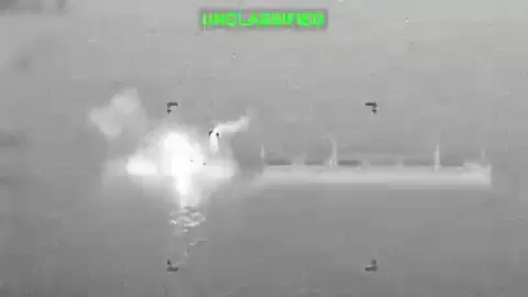 מטוס קרב השבית ספינת מטען שניסתה לפרוץ את המצור על איראן | תיעוד דרמטי