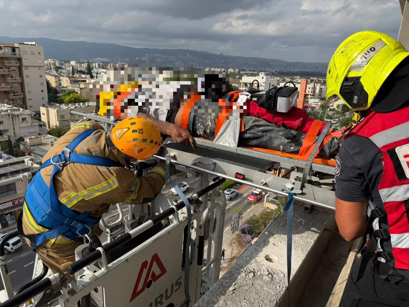 באלונקה ייעודית, על מנוף: כך חולץ פועל שנפצע בקומה השביעית | תיעוד