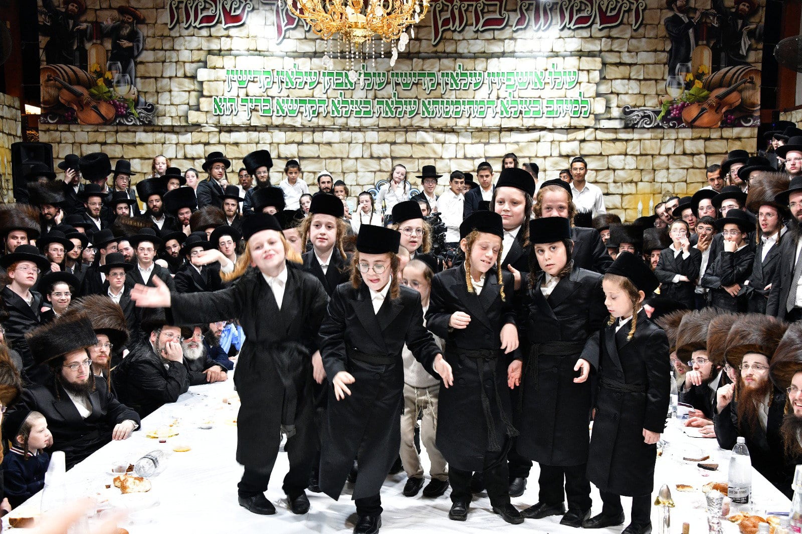 נכדי האדמו"ר טיפסו על השולחן; שמחת בר המצווה בקרעטשניף קריית גת