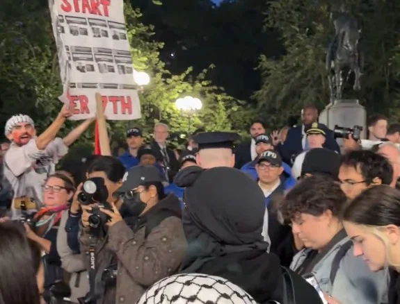 בושה: המורה פוצצה את עצרת הזיכרון לנרצחי טבח ה-7 לאוקטובר