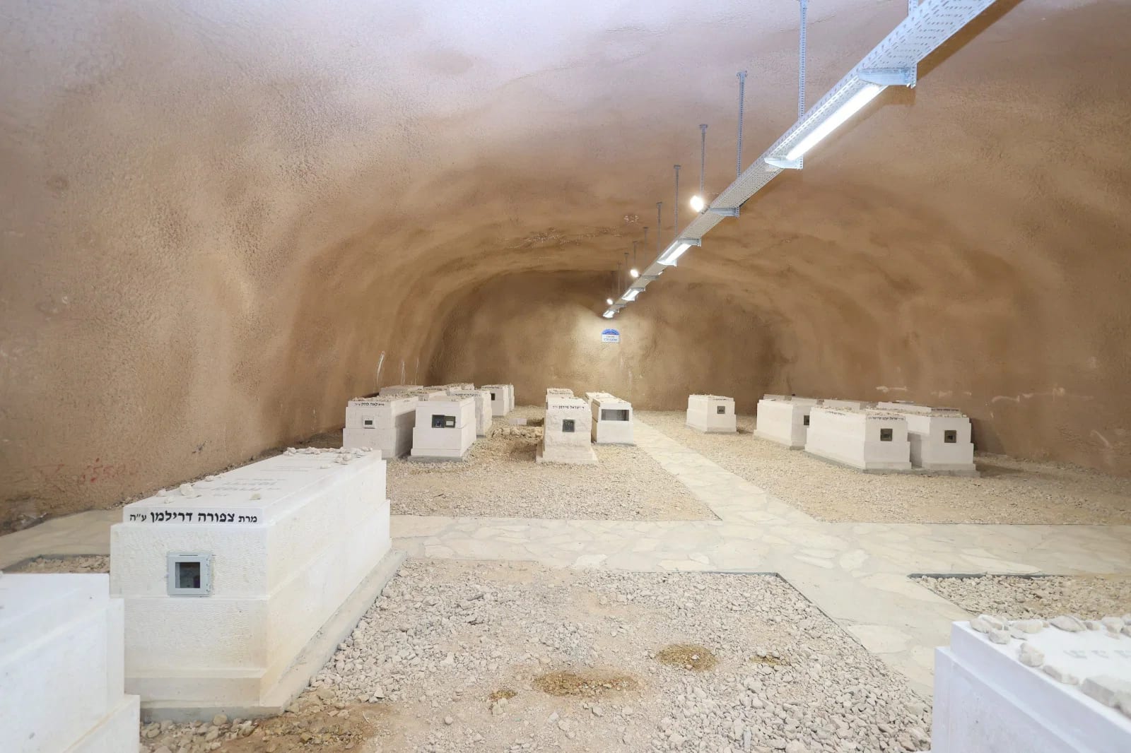 ביזיון מזעזע ב'הר המנוחות'; קנאים השתוללו, ונלחמו באבלים בזמן שהנפטר בטנדר