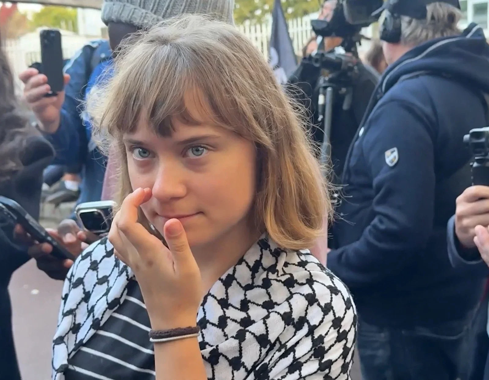 אורחת מפתיעה: גרטה מצטרפת לפרעות בצרפת - המגיש: "איך פלסטין קשורה?"