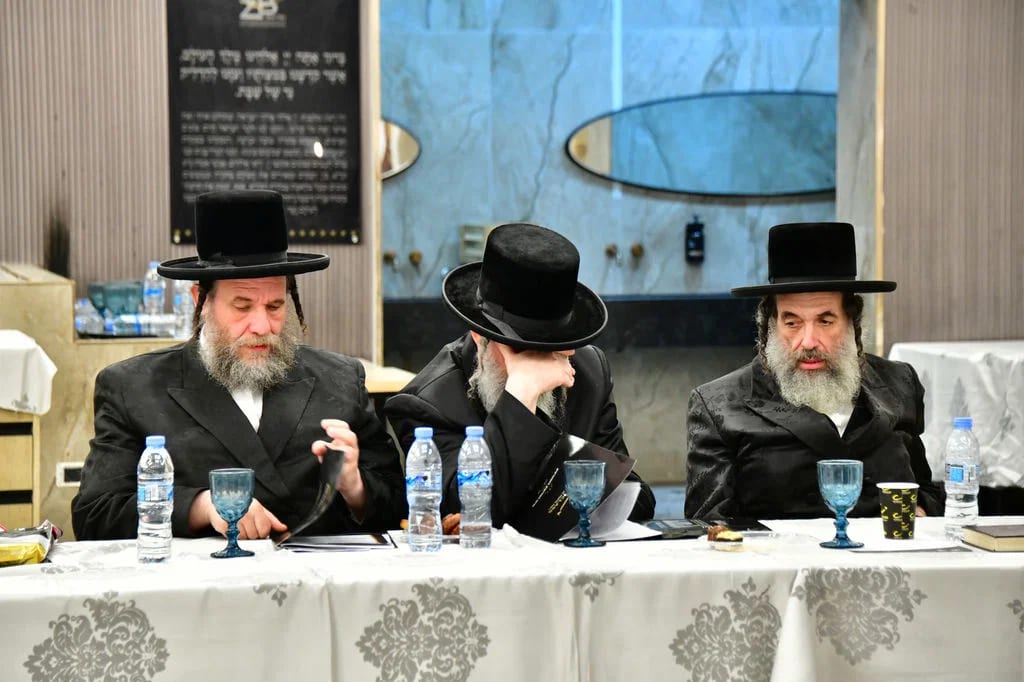 בראשות שלושת הבנים | כלל רבני ויז'ניץ התכנסו לכינוס רב רושם