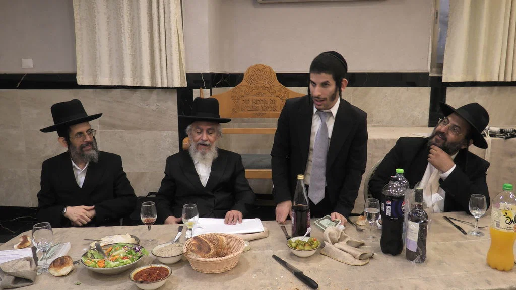 שמחה בחצר הפוסק התימני | הגר"י רצאבי כובד בסנדקאות בברית לנינו