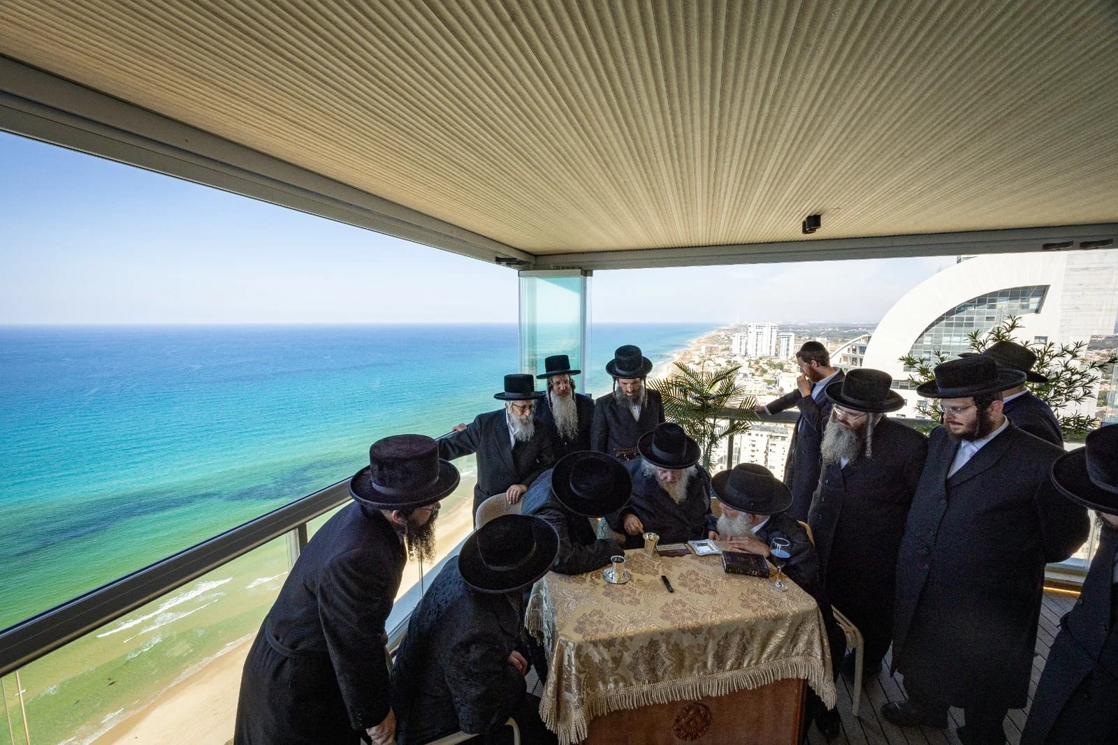 מי בכה בדמעות שליש ביום הולדתו? השיחה המרתקת של הפוסק עם האדמו"ר מצאנז