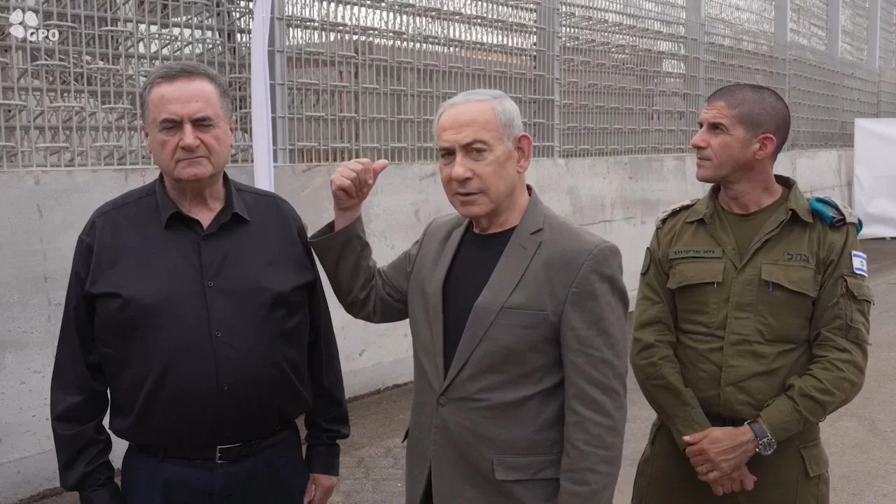 מהירמוך ועד אילת: נתניהו עמד עם חליפה אפורה - והצביע על קיר הבטון