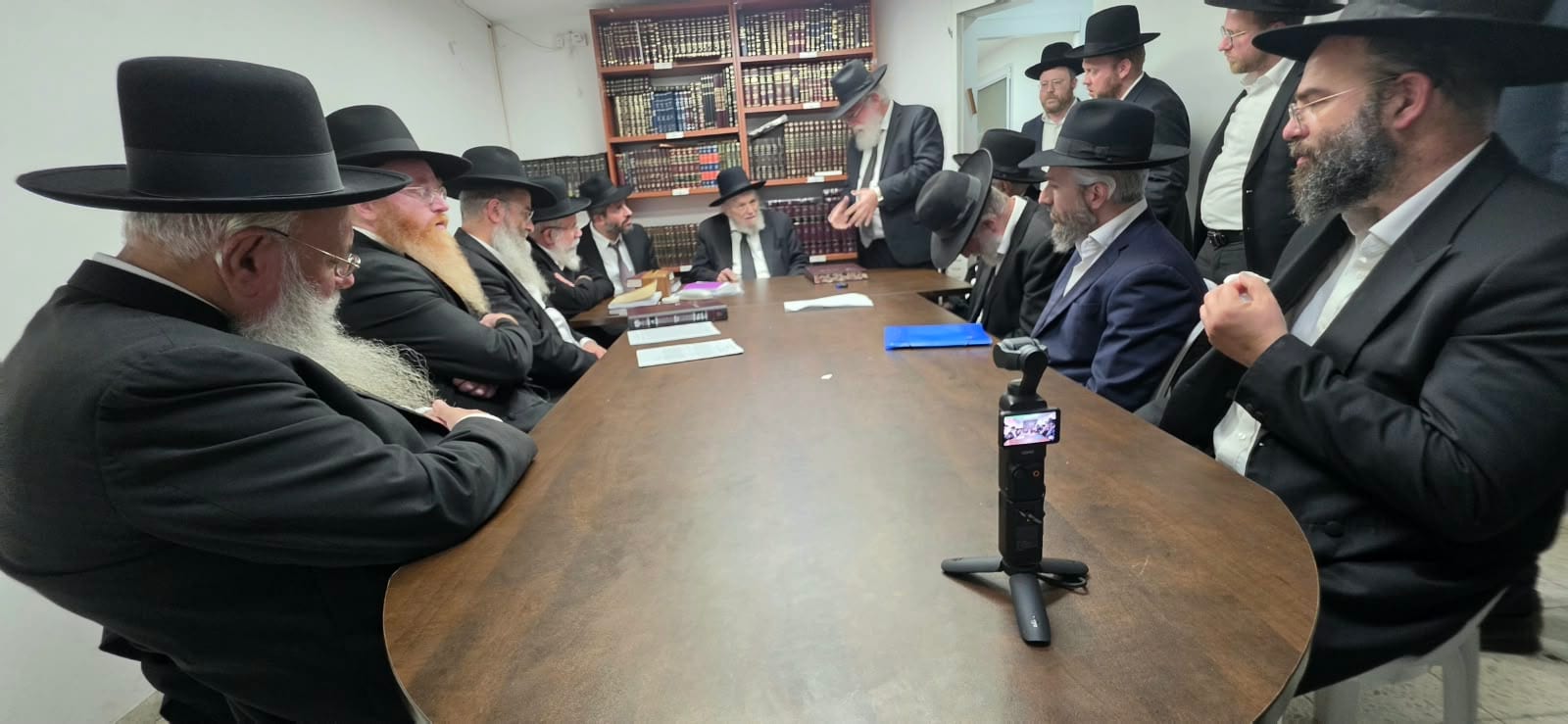 הגרמ"ה הירש: הם מפחדים שעוד 20 שנה הם יהיו מיעוט - ולכן הם מנסים לשנות אותנו
